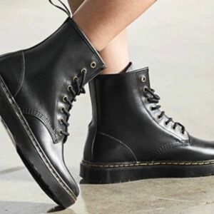 Woman's DR MARTENS sz 10